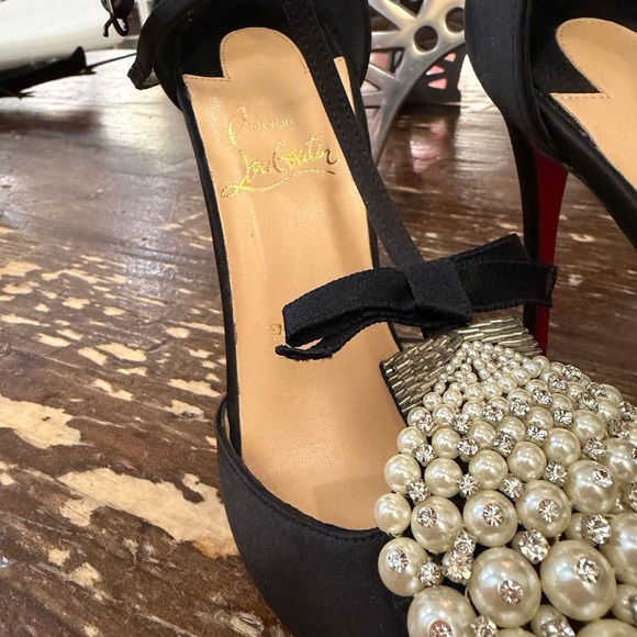 Christian Louboutin Goyetta 100 Black Satin T-Strap Pumps - Picture 2 of 4